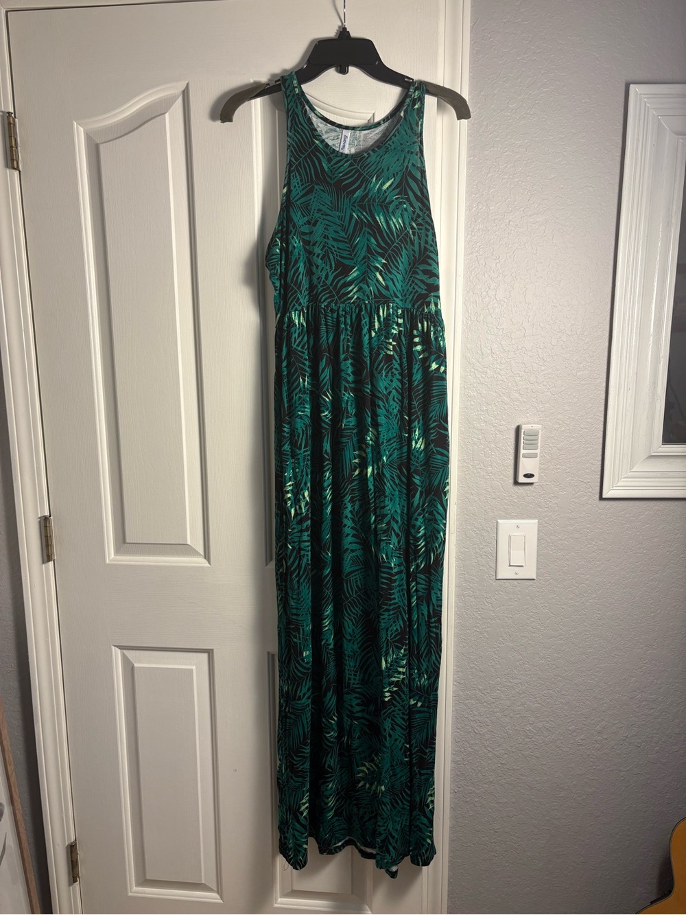 Sleeveless Green Palm-Print Maxi Dress with Pockets